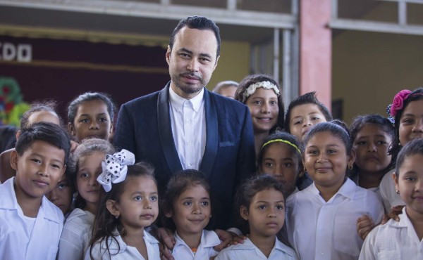 Carlos Campos es honrado en El Progreso, Yoro