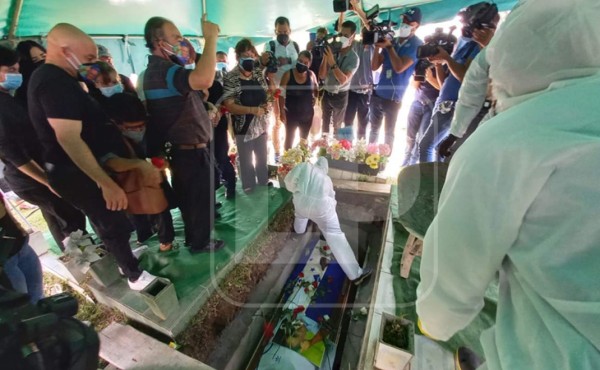 Rinden homenaje y sepultan los restos de 'Chelato' Uclés