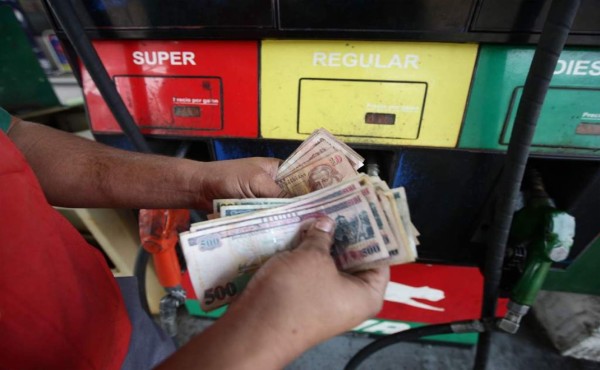 Anuncian rebajas en los precios de combustibles a partir del próximo lunes