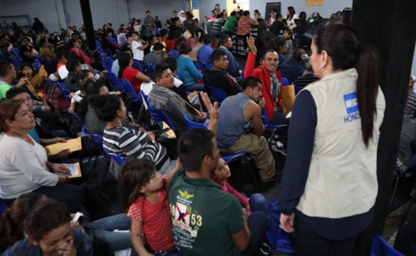Varios hondureños detenidos en un centro para inmigrantes en McAllen, Texas.