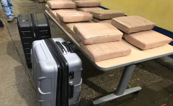 Capturan a dos hombres que llevaban maletas cargadas de supuesta marihuana