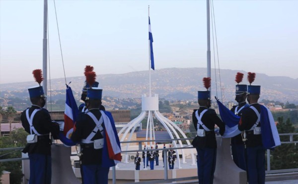 A media asta izan la Bandera Nacional en memoria de las víctimas del COVID-19