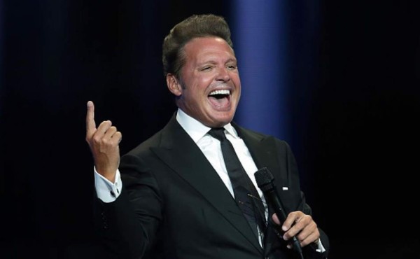 Luis Miguel cautivado al recibir un cuadro de Marcela Basteri durante concierto en Chile