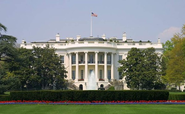 Casa Blanca da pases de seguridad a 25 personas que ya se les había rechazado