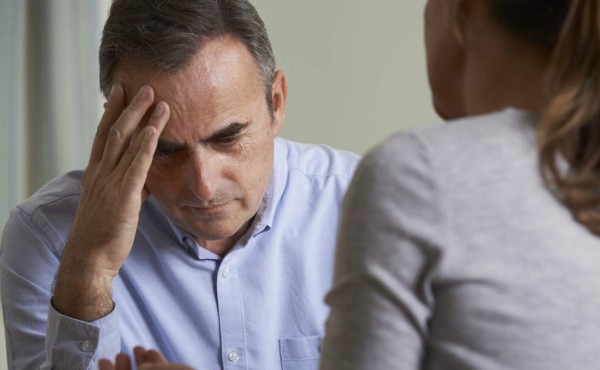 Padre sufre de celos por su hija