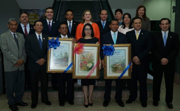 Banco del País galardona a tres de sus empleados