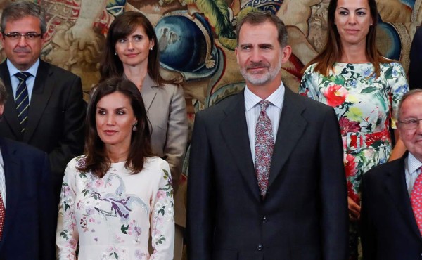 ¿Rey Felipe regaña a la reina Letizia en público? (VIDEO)