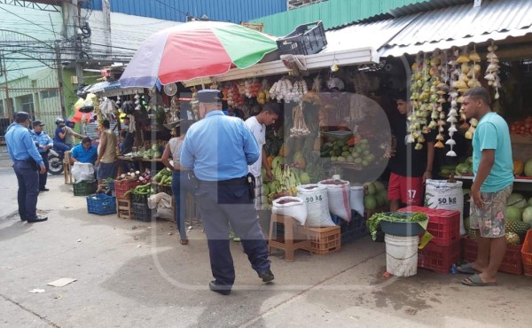 Multitudes hacen fila en las afueras de supermercados y bancos de La Ceiba