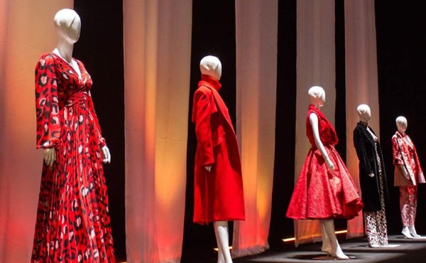 Celebra Benito Santos vuelta a eventos de moda