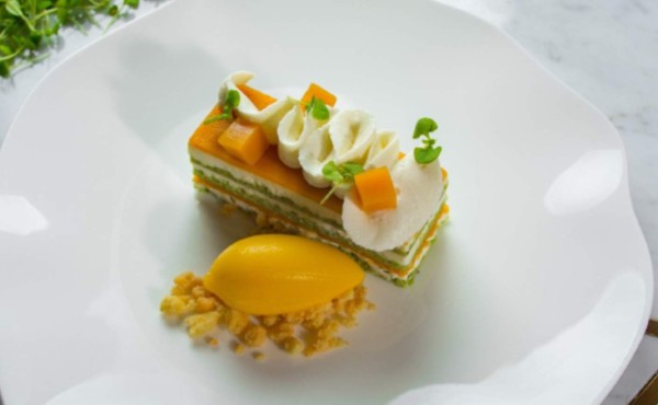 Postre de mango con albahaca