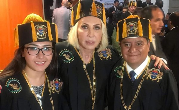 Laura Bozzo causa polémica tras recibir doctorado honoris