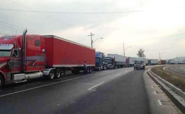 Transportistas de carga pesada protestan ante aumento de peajes