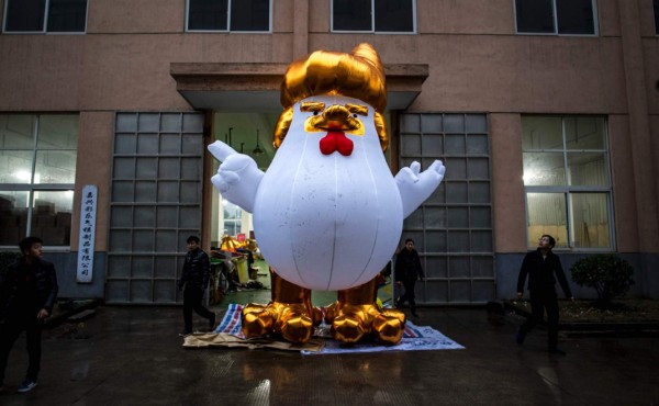 Fabrican en China esculturas inflables de Trump con forma de pollo