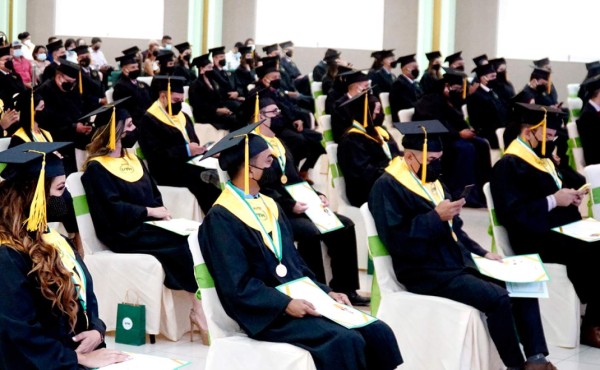 En su 35 aniversario, UTH gradúa a 300 profesionales