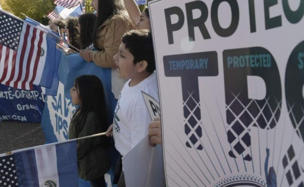 El Salvador celebra decisión de juez de EE.UU. de frenar cancelación de TPS