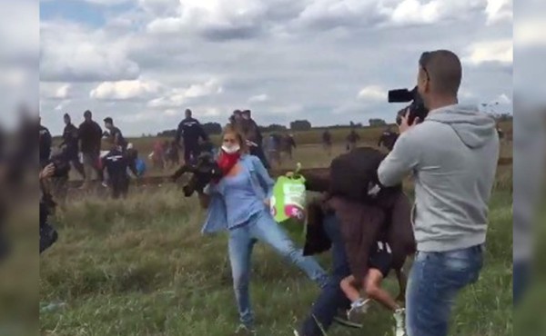 Despiden a periodista que atacó a los refugiados en Hungría