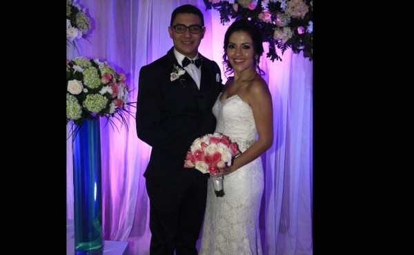 Enamorados, felices y listos para disfrutar