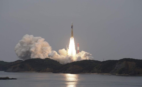 FRA08 TANEGASHIMA (JAPÓN) 01/06/2017.- Fotografía distribuida por la Agencia Aeroespacial de Japón (JAXA) que muestra el momento del lanzamiento del satélite de comunicaciones Michibiki 2 a bordo de la última versión del cohete japonés H-IIA desde el centro espacial de la isla de Tanegashima, situada en la prefectura de Kagoshima (sudoeste de Japón), hoy, 1 de junio de 2017. EFE/Mhi/Jaxa Handout SOLO USO EDITORIAL. PROHIBIDA SU VENTA