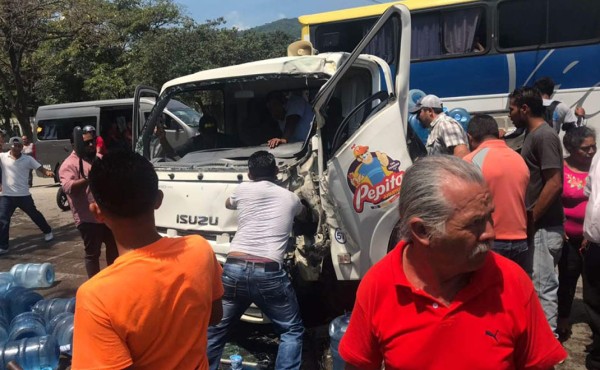 Conductor queda atrapado tras chocar su camión contra bus en San Pedro Sula