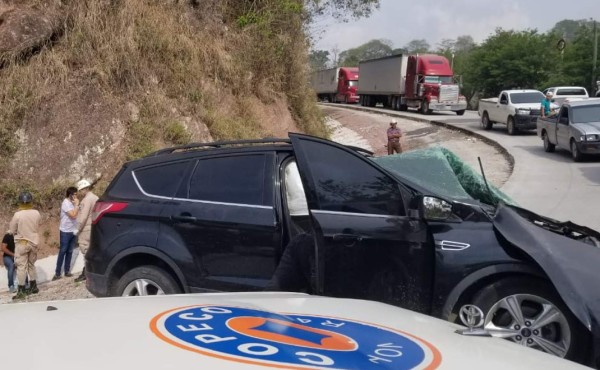 Jóvenes se salvan de morir tras chocar su camioneta contra un camión