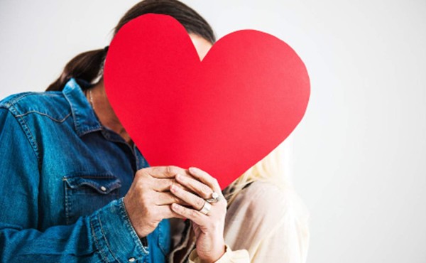 Mujer madura enamorada de alguien menor