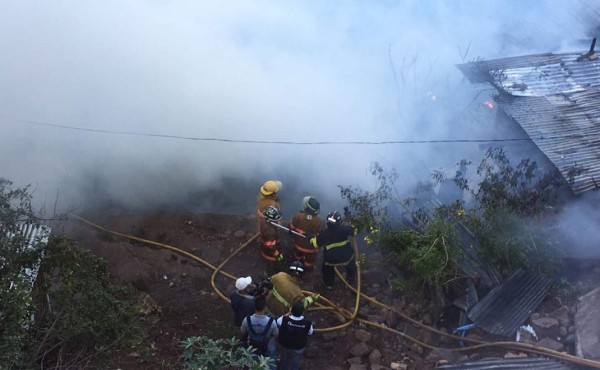 Incendio consume al menos 12 viviendas en Comayagüela
