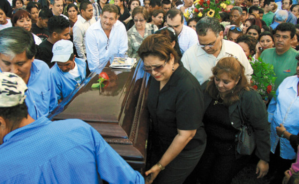 Rinden emotiva despedida al abogado Óscar Mejía