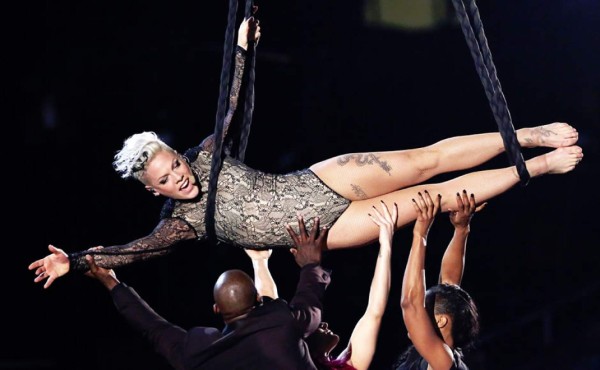 Pink y Helena Bonham Carter liberan su cuerpo por los animales