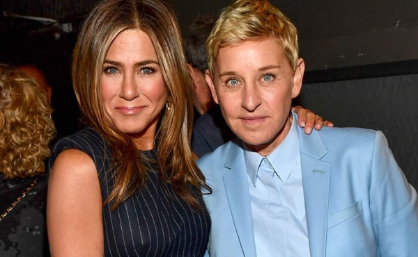 Jennifer Aniston besa a su amiga Ellen DeGeneres