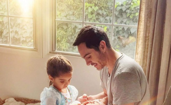 Aislinn Derbez comparte primera foto de su hija