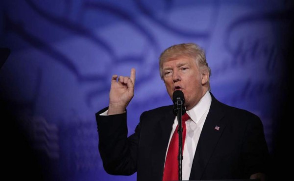 Trump dice que pedirá al Congreso más fondos para el muro con México