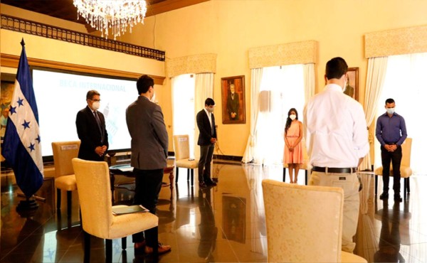 92 hondureños reciben becas para estudiar en universidades del extranjero