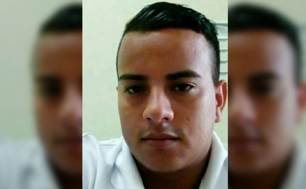 Dos enfermeros en motocicleta mueren al estrellarse contra una rastra