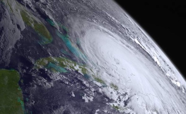 Tormenta Bonnie se debilita frente a las Carolinas