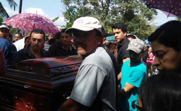 Familiares y amigos dan último adiós a Eduardo Montes