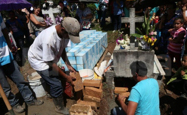 Sepelio del profesor Luis Enamorado, cuyo asesinato motiva la reacción de las autoridades municipales.