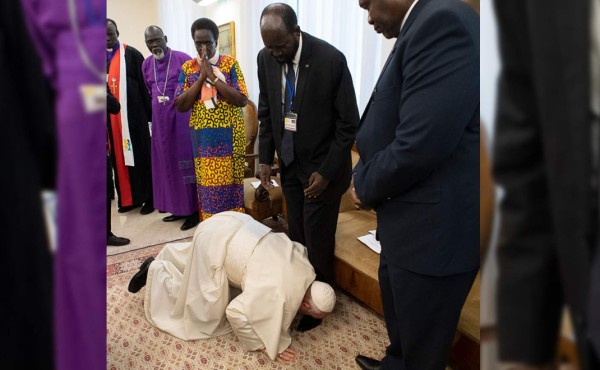 Polémico gesto: El Papa besa los pies de líderes de Sudán del Sur