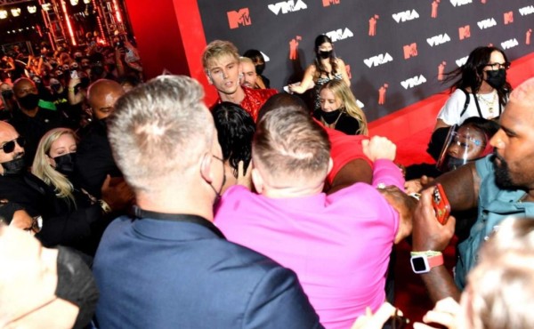 Conor McGregor se pelea con Machine Gun Kelly en los MTV VMAs