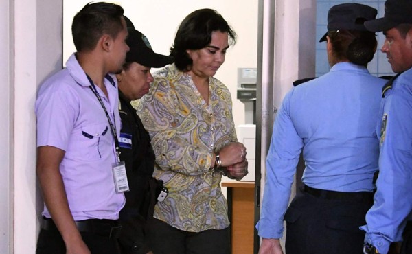 Auto de formal procesamiento para la exprimera dama Rosa Elena de Lobo