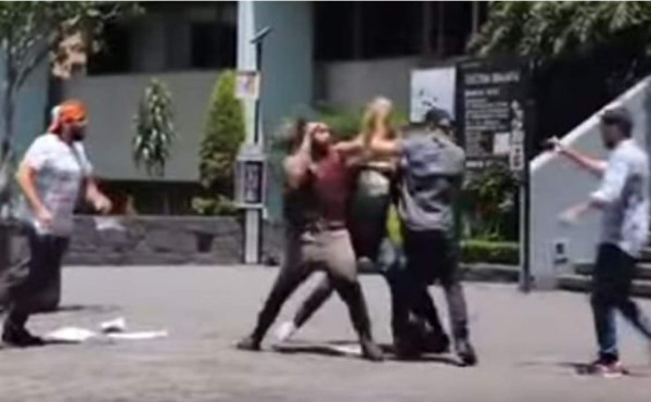 Presentadores mexicanos se van a los golpes