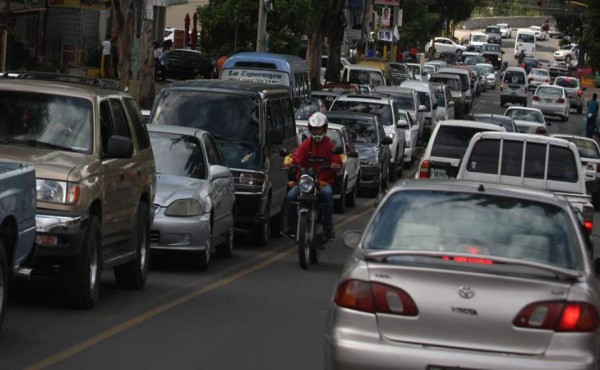 En medio de una confusión bajan a pasajeros de buses a la altura de Chamelecón