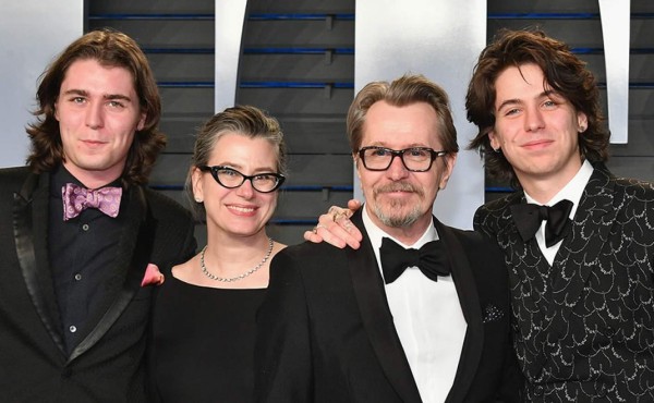 Hijo de Gary Oldman defiende a su padre por acusaciones de abuso doméstico