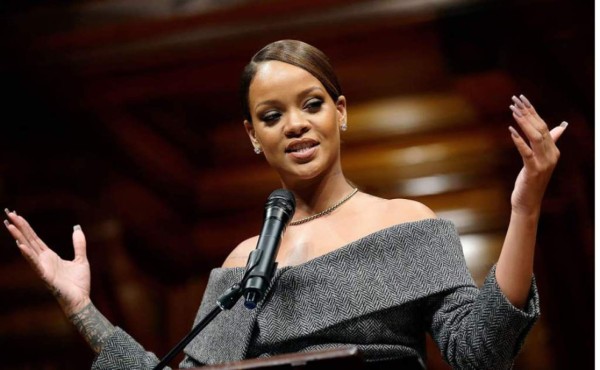 Rihanna enseñó de más con su atuendo sin sostén en Coachella