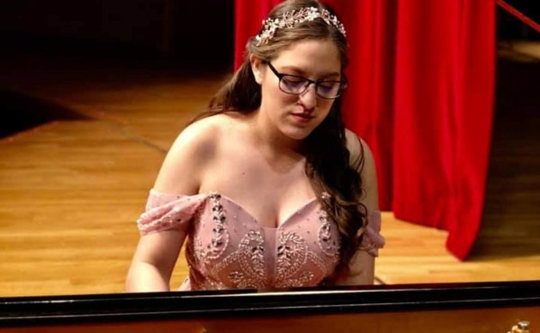 Hondureña Gloria Lemus trabaja en la academia de música Orpheus en Texas