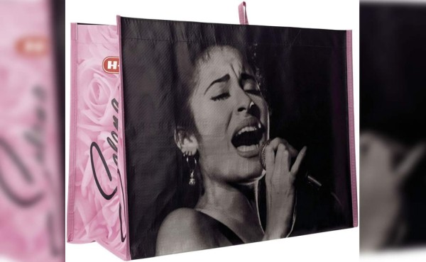 Texanos se agolpan para comprar una bolsa con la imagen de Selena Quintanilla