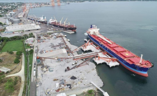 Puerto Cortés recibe al HA Skelenar, un gran buque de graneles