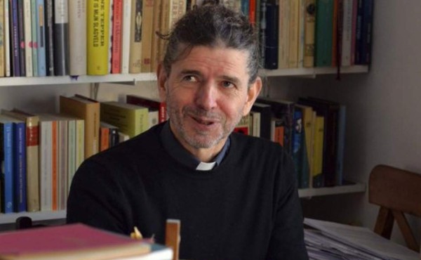 Sacerdote confiesa durante la misa que es homosexual