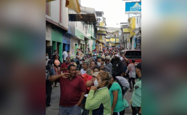 Coronavirus: Capitalinos abarrotan bancos y supermercados