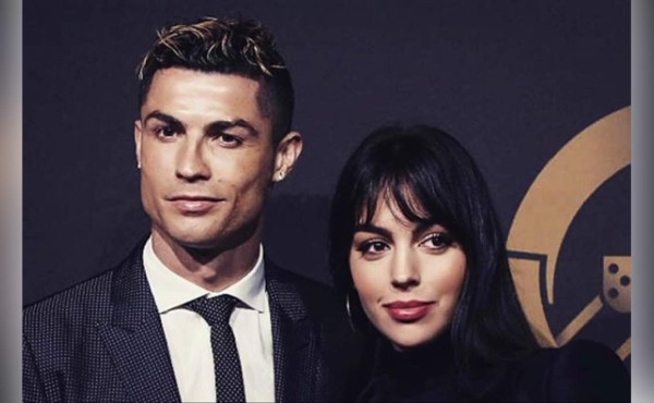 Georgina presume anillo de diamantes, ¿a un paso del altar?