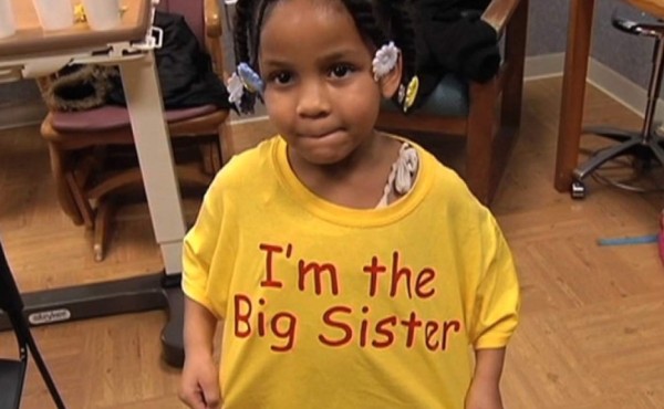 Niña de 4 años llama al 911 y salva a su madre embarazada